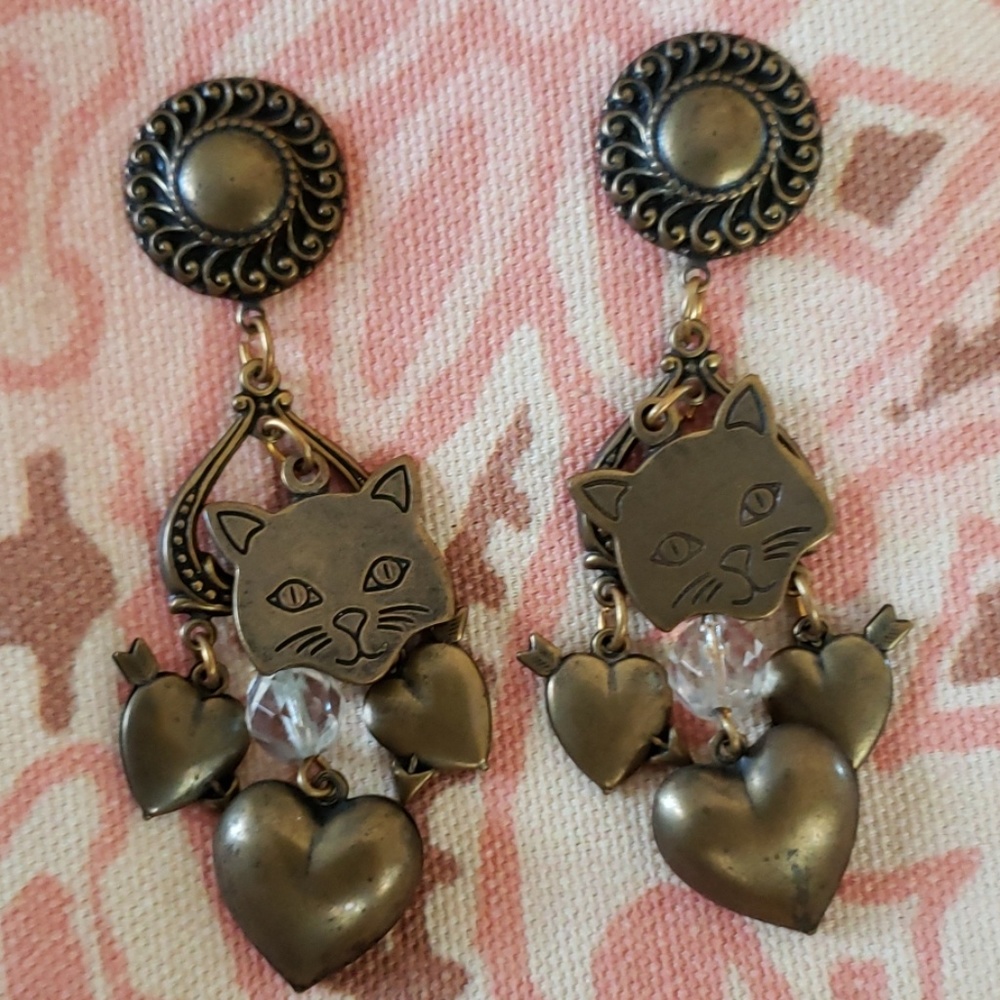 Vintage Cat Earrings. Brass Heart Earrings Arrow - Picture 1 of 7